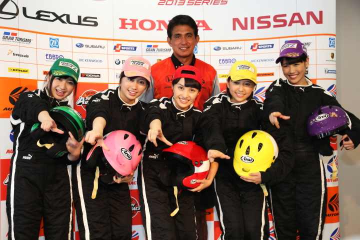 フォトセッション: 鈴木亜久里監督とももいろクローバーZ