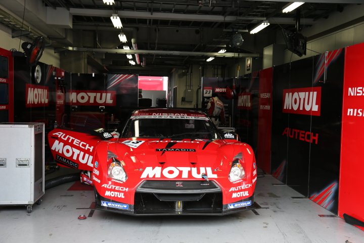ノックアウト予選Q1: GT500:MOTUL AUTECH GT-R（柳田真孝／ロニー・クインタレッリ組）