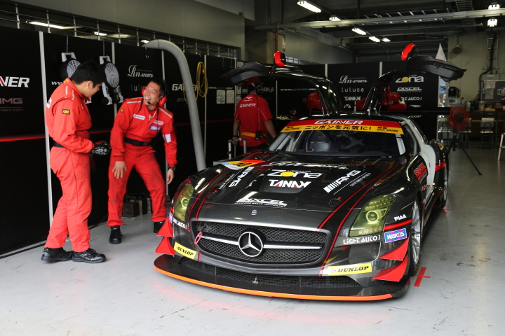 ノックアウト予選Q1: GT300:GAINER Rn-SPORTS DIXCEL SLS（田中哲也／植田正幸組）