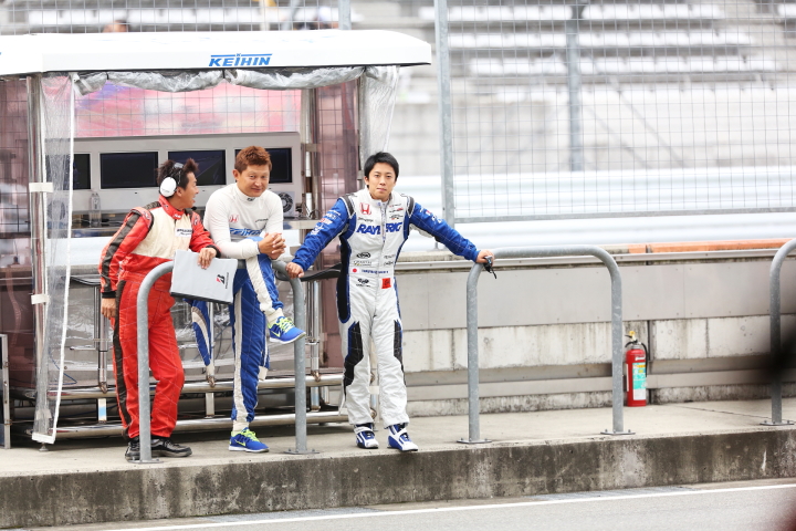 ノックアウト予選Q1: 金石年弘（GT500:KEIHIN HSV-010）と伊沢拓也（GT500:RAYBRIG HSV-010）