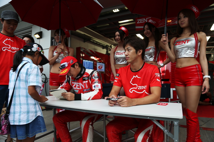 GTキッズウォーク: サインする平手晃平と立川祐路（GT500:ZENT CERUMO SC430）