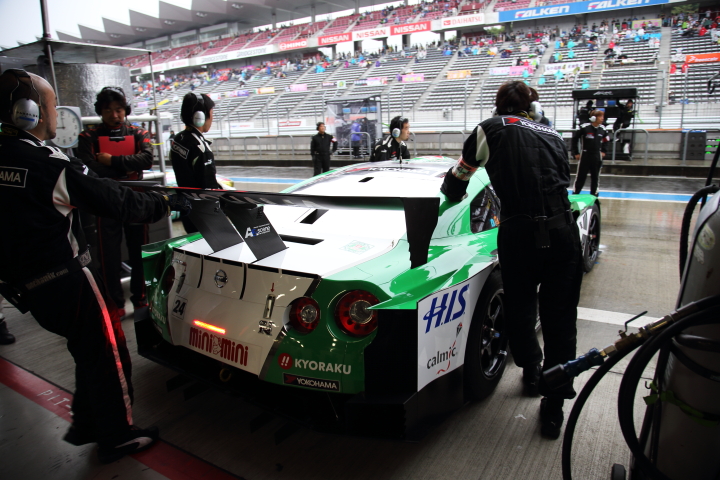 フリー走行: GT500:D'station ADVAN GT-R（安田裕信／ミハエル・クルム組）