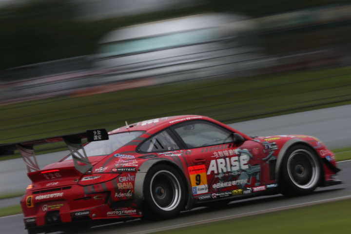 フリー走行: GT300:NAC攻殻機動隊ARISE DR ポルシェ（密山祥吾／横幕ゆぅ組）