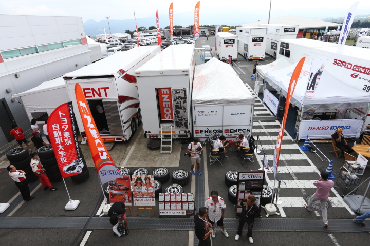 パドックに留置されたレクサス勢のトランスポーター