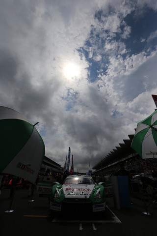 スターティンググリッド: GT500:D'station ADVAN GT-R（安田裕信／ミハエル・クルム組）