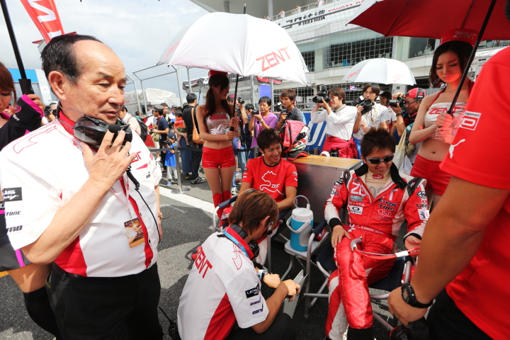 スターティンググリッド: 佐藤正幸会長と立川祐路、平手晃平組（GT500:ZENT CERUMO SC430）
