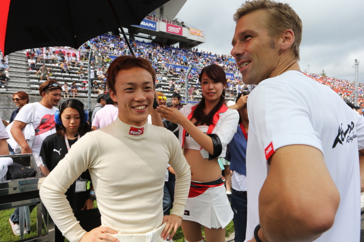 スターティンググリッド: 安田裕信とミハエル・クルム（GT500:D'station ADVAN GT-R）