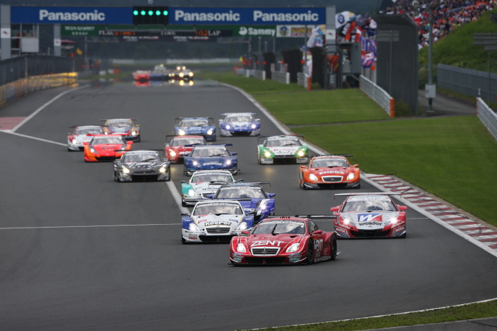 決勝レース: GT500クラスのスタートシーン