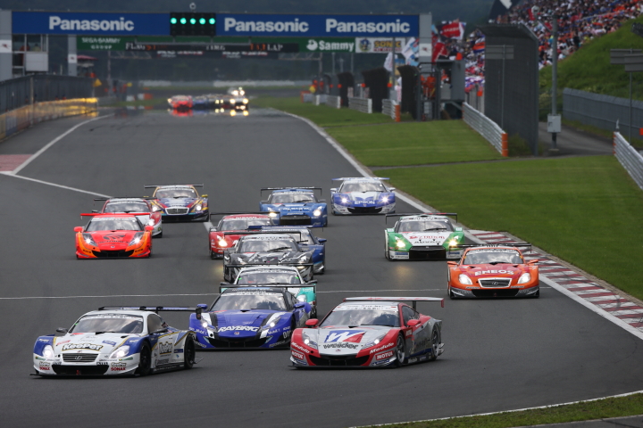 決勝レース: GT500クラスのスタートシーン