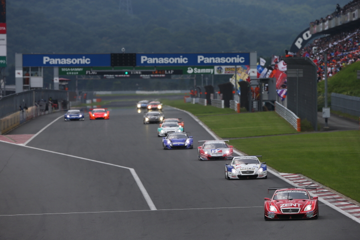 決勝レース: 2周目の1コーナーに向かうGT500クラスのトップ集団