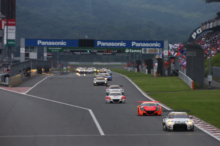 決勝レース: 2周目の1コーナーに向かうGT300クラスのトップ集団
