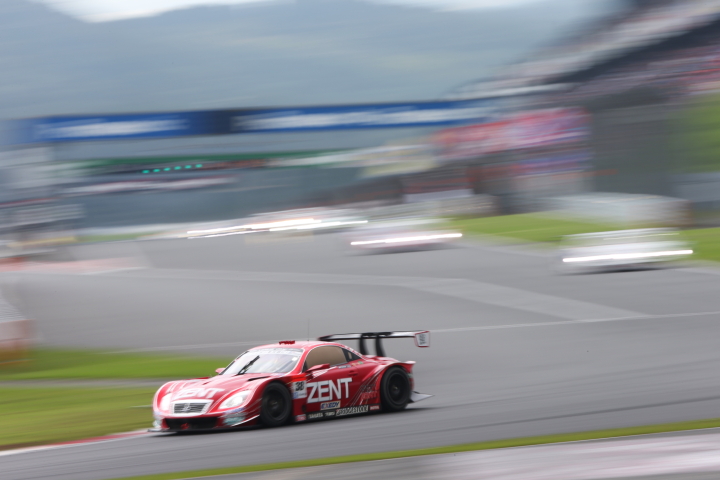 決勝レース: トップを快走するGT500:ZENT CERUMO SC430（立川祐路／平手晃平組）