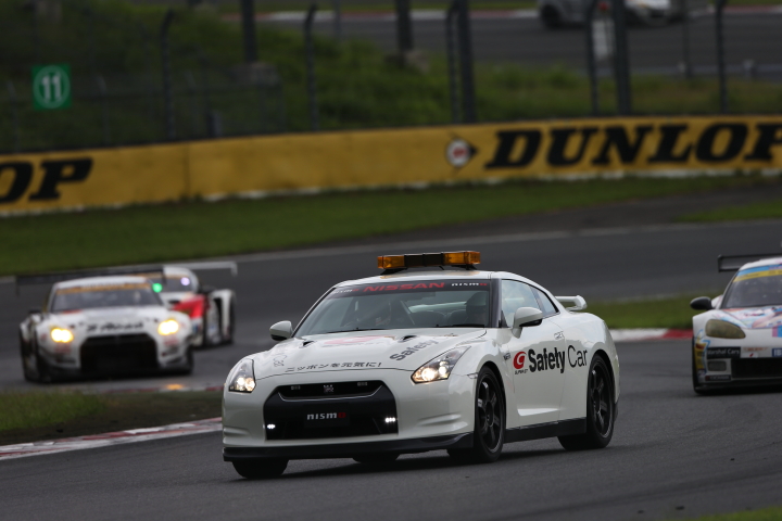 決勝レース: このレースもセーフティーカーが導入された