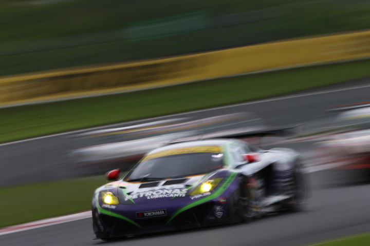 決勝レース: GT300:エヴァRT初号機アップルMP4-12C（高橋一穂／加藤寛規組）