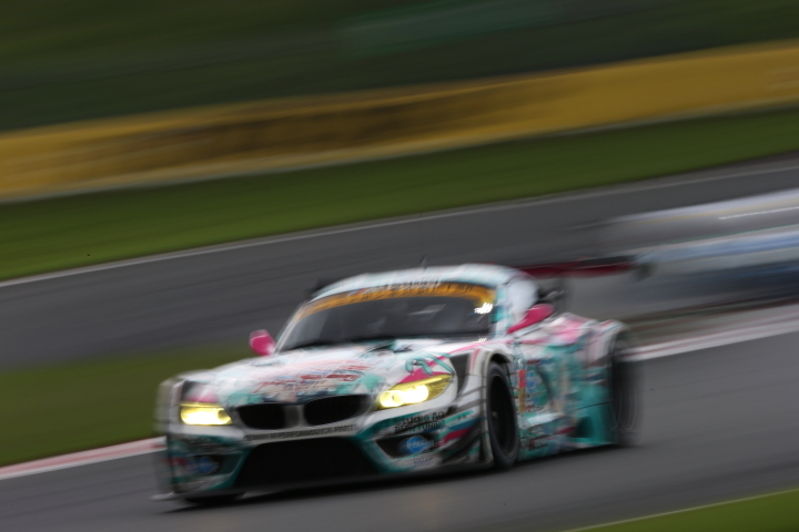決勝レース: GT300:GSR 初音ミク　BMW（谷口信輝／片岡龍也組）