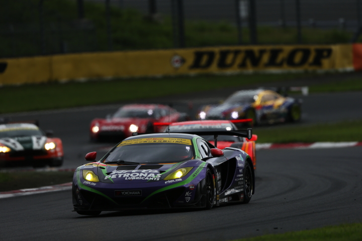 決勝レース: GT300:エヴァRT初号機アップルMP4-12C（高橋一穂／加藤寛規組）