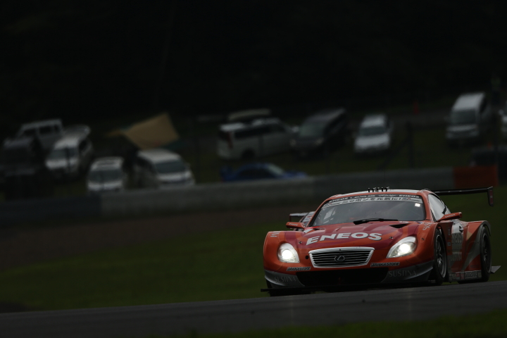 決勝レース: GT500: ENEOS SUSTINA SC430（大嶋和也／国本雄資組）