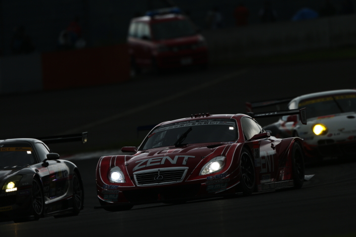 決勝レース: GT500:ZENT CERUMO SC430（立川祐路／平手晃平組）