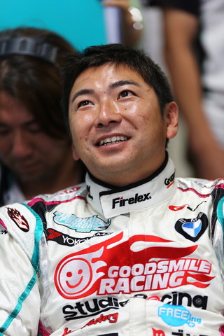 決勝レース: 戦況を見守る片岡龍也（GT300:GSR 初音ミクBMW）