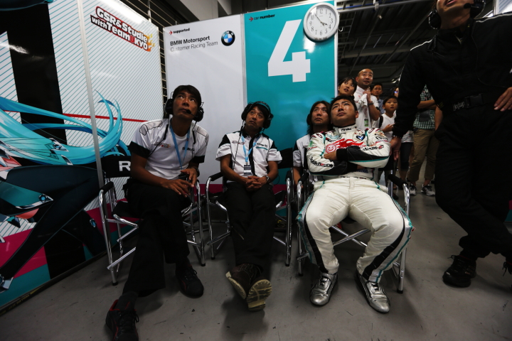 決勝レース: 戦況を見守るGT300:GSR 初音ミクBMWチーム