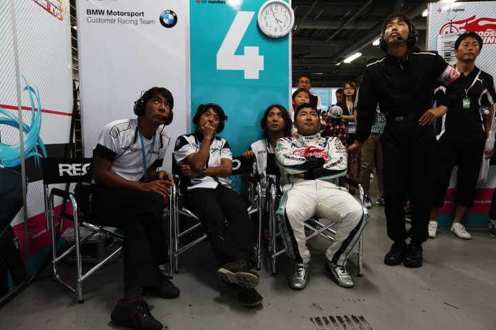 決勝レース: 戦況を見守るGT300:GSR 初音ミクBMWチーム