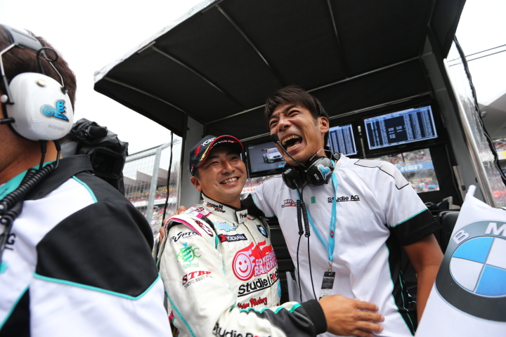 決勝レース: GT300クラスで優勝し、喜びの片岡龍也（GSR 初音ミクBMW）