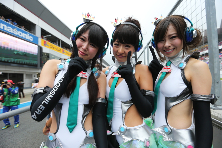 決勝レース: GT300クラスで優勝したGSR 初音ミクBMWチームのレースクイーン