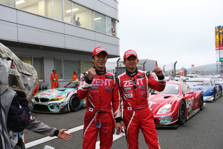 暫定表彰式: GT500クラスで優勝した立川祐路／平手晃平組（ZENT CERUMO SC）