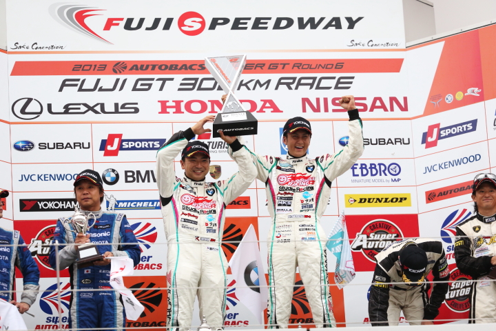 暫定表彰式: GT300クラスで優勝した谷口信輝／片岡龍也組（GSR 初音ミクBMW）