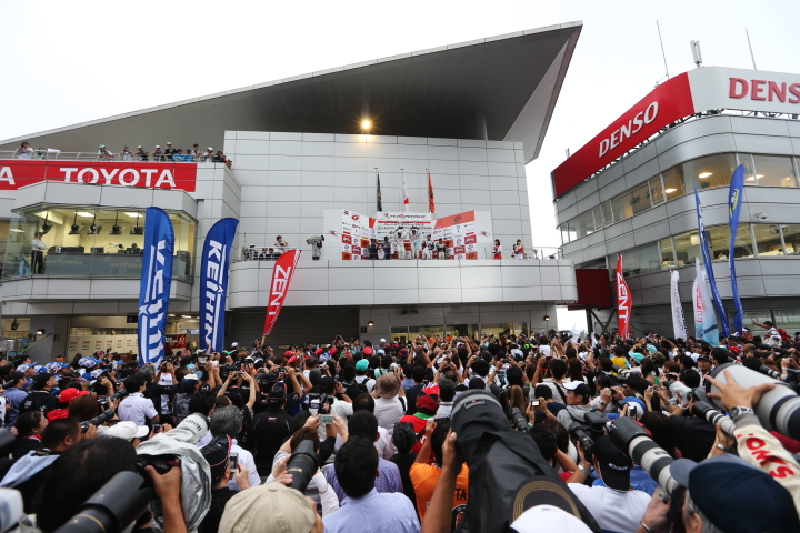 暫定表彰式: 多くの観客が表彰台に昇ったドライバーを祝福した