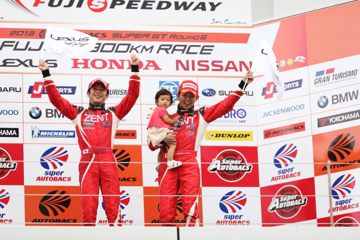 暫定表彰式: GT500クラスで優勝した立川祐路／平手晃平組（ZENT CERUMO SC）