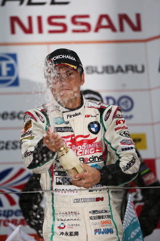 暫定表彰式: シャンパンファイトはGT300クラス優勝の谷口信輝（GSR 初音ミクBMW）