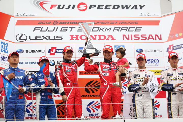 暫定表彰式: GT500クラス、上位3チームのドライバーたち