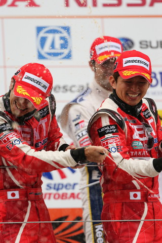 暫定表彰式: シャンパンファイトはGT500クラス優勝の立川祐路／平手晃平組（ZENT CERUMO SC）