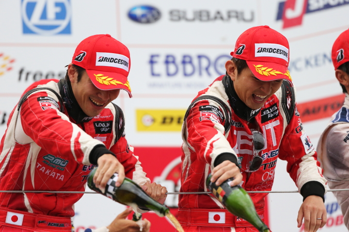 暫定表彰式: シャンパンファイトはGT500クラス優勝の立川祐路／平手晃平組（ZENT CERUMO SC）