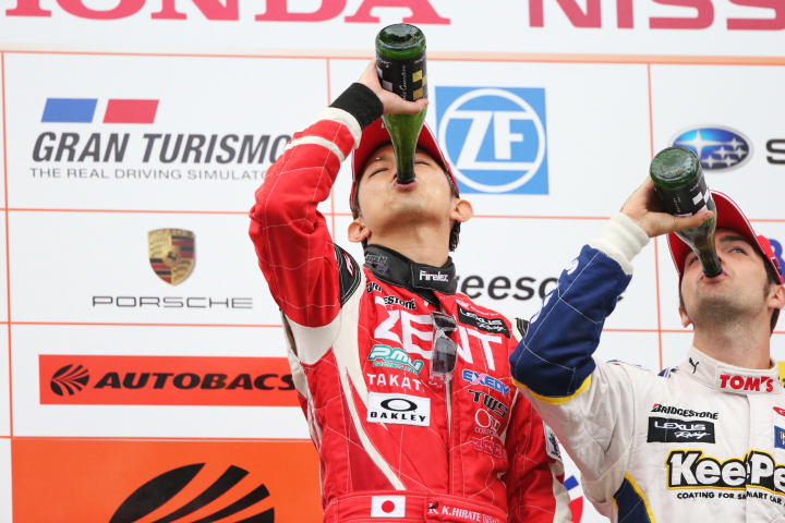 暫定表彰式: シャンパンを飲み干すGT500クラス優勝の平手晃平と、3位のアンドレア・カルダレッリ