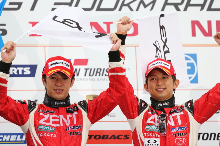 暫定表彰式: GT500クラスで優勝した立川祐路／平手晃平組（ZENT CERUMO SC）