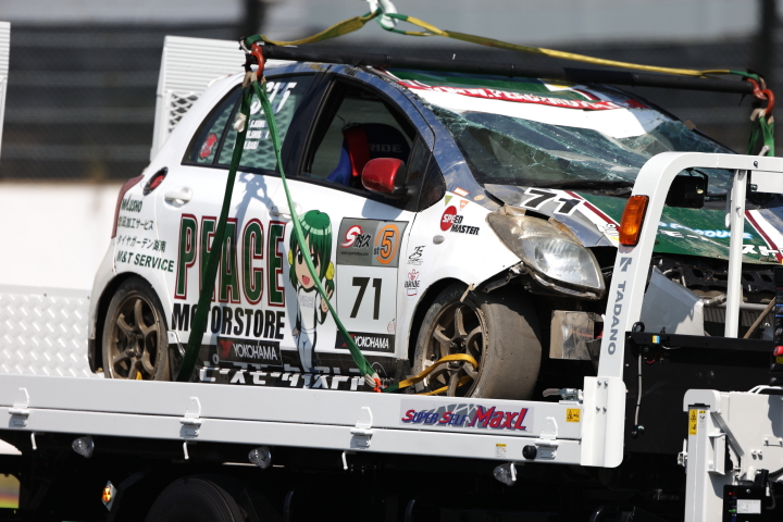 Aドライバー公式予選: クラッシュした紫田正一（ST-5:ピース MS ･SPM・制動屋･ Vitz）