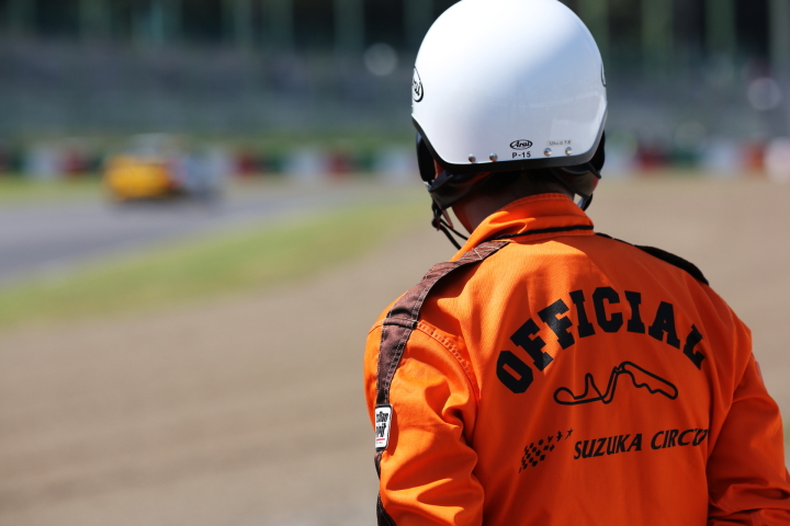 Cドライバー公式予選: 予選を見守る鈴鹿のコースオフィシャル