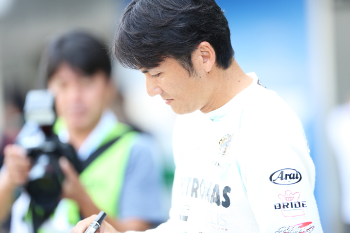 ピットウォーク: サインをする谷口信輝（GT3:PETRONAS SYNTIUM SLS AMG GT3）