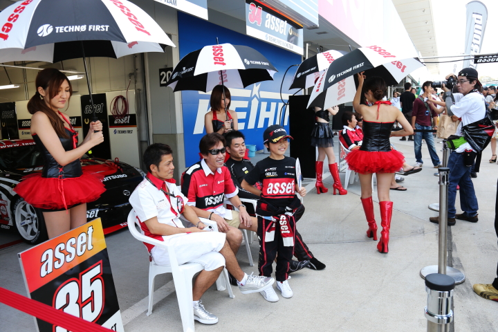 ピットウォーク: 小泉和寛／下垣和也／長谷川伸司とレースクイーン（ST-3:asset テクノ Z34）