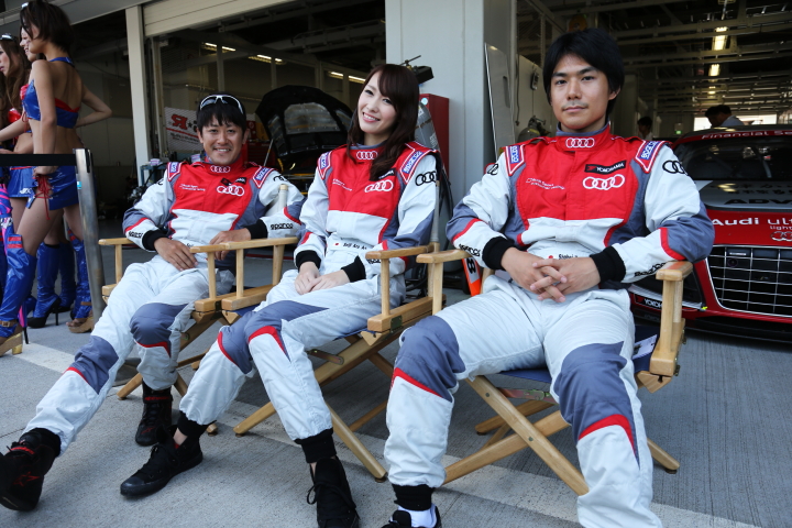 ピットウォーク: 荒聖治／湯澤翔平（GT3:もり山 R8 LMS ultra からあげ）とレースクイーン