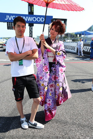 第1レース: 佐々木大樹（GT3:スリーボンド 日産自動車大学校 GT-R）と和服クイーン