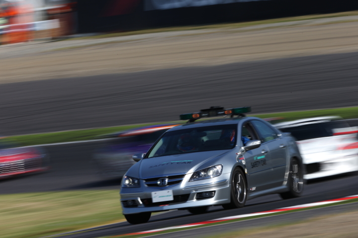 第1レース: クラッシュ車両の回収のためレースのほぼ半分がセーフティーカーランとなった