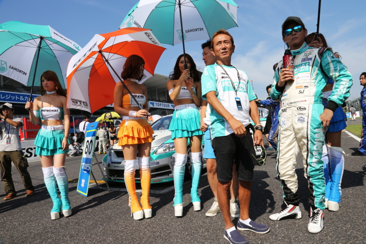 第2レース: 吉本大樹とレースクイーン（ST-3:PETRONAS TWS GS350）