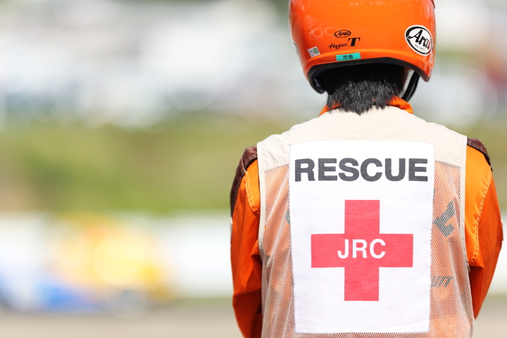 第2レース: レースを見守る鈴鹿のジャパンレスキュークラブのスタッフ