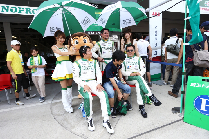 ピットウォーク: 大井貴之／番場琢／平沼貴之とレースクイーン（ST-4:埼玉トヨペットGB with Revo）