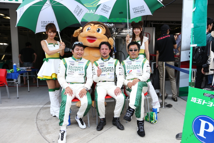 ピットウォーク: 大井貴之／番場琢／平沼貴之とレースクイーン（ST-4:埼玉トヨペットGB with Revo）