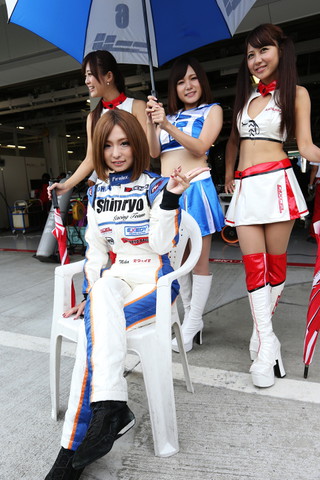 ピットウォーク: 神子島みか（ST-2:新菱オート☆J-ROCKエボIX）