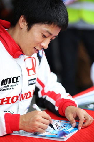 ピットウォーク: 伊沢拓也（WTCC:Honda・シビックS2000 TC）